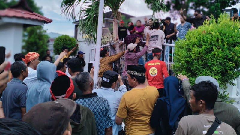 20231214_201122 Foto: Massa Aksi berunjuk rasa di halaman gedung Dewan Perwakilan Rakyat Daerah kabupaten Bombana, Kamis (14/12/23) Sumber: Agus