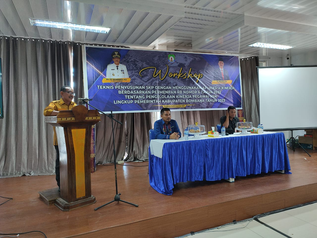 Staf Ahl Bidang SDM Zulkarnaen memberikan sambutan di kegiatan Workshop Teknis Penyusunan SKP e-Kinerja, Jumat (8/12/23). 