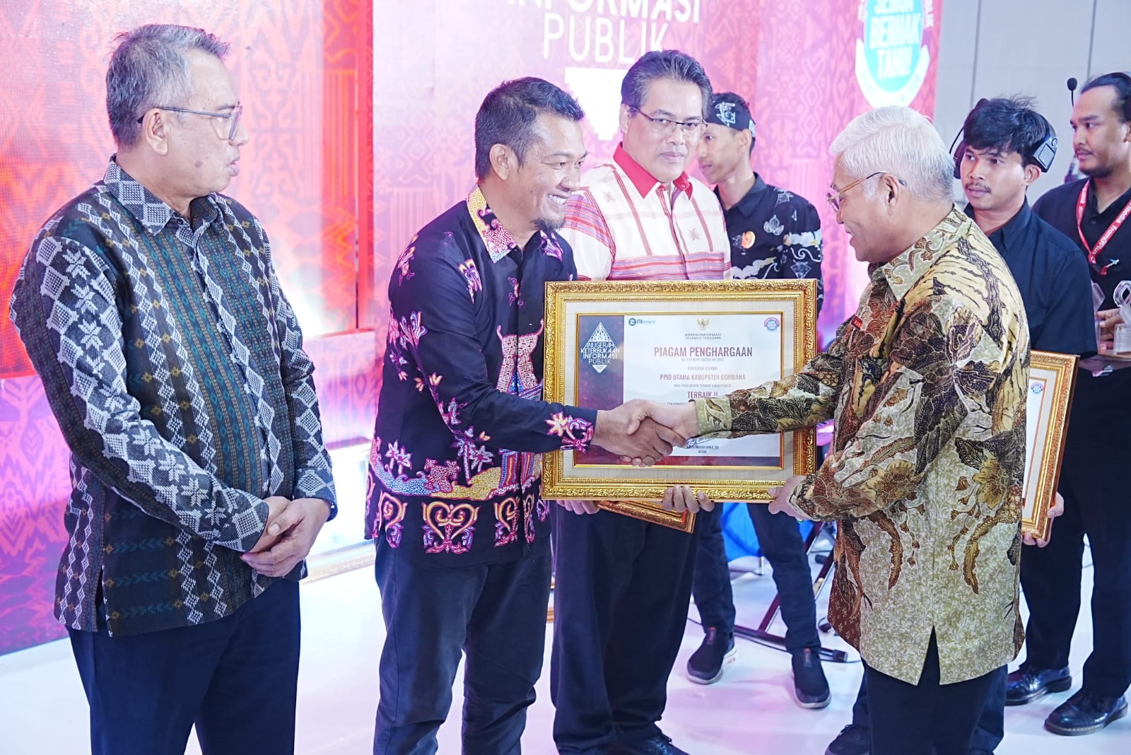 Kadis Kominfo menerima penghargaan, diserahkan langsung oleh Sekda Provinsi SUlawesi Tenggara, Asrun Lio, (Kominfo)