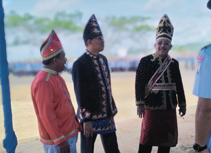 Foto: Tafdil dan Burhanuddin nampak akrab saat pelaksanaan HUT Ke-20 Bombana, Foto: Jamil