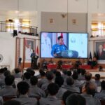 Foto: Penjabat Bupati Bombana Edy Suharmanto memberikan sambutan di kegiatan Peningkatan kapasitas Sumber Daya Manusia Satuan Perlindungan Masyarakat (Satlinmas) di Aula kantor Bupati, Kamis (21/12/23) Sumber: Agus Saputra