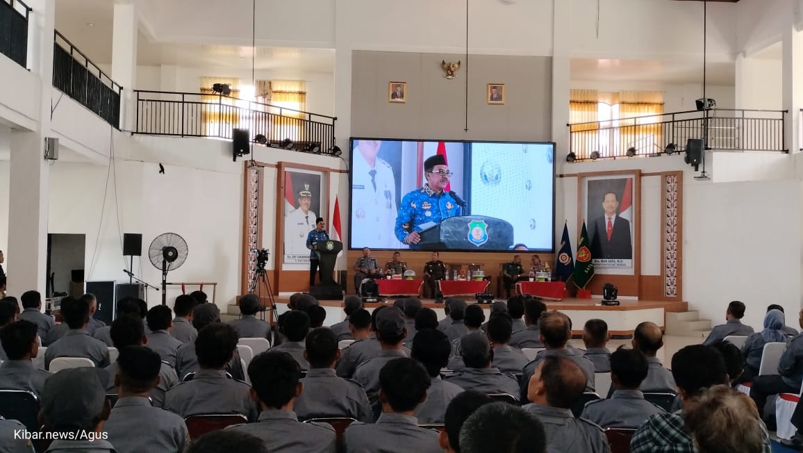 Foto: Penjabat Bupati Bombana Edy Suharmanto memberikan sambutan di kegiatan Peningkatan kapasitas Sumber Daya Manusia Satuan Perlindungan Masyarakat (Satlinmas) di Aula kantor Bupati, Kamis (21/12/23) Sumber: Agus Saputra