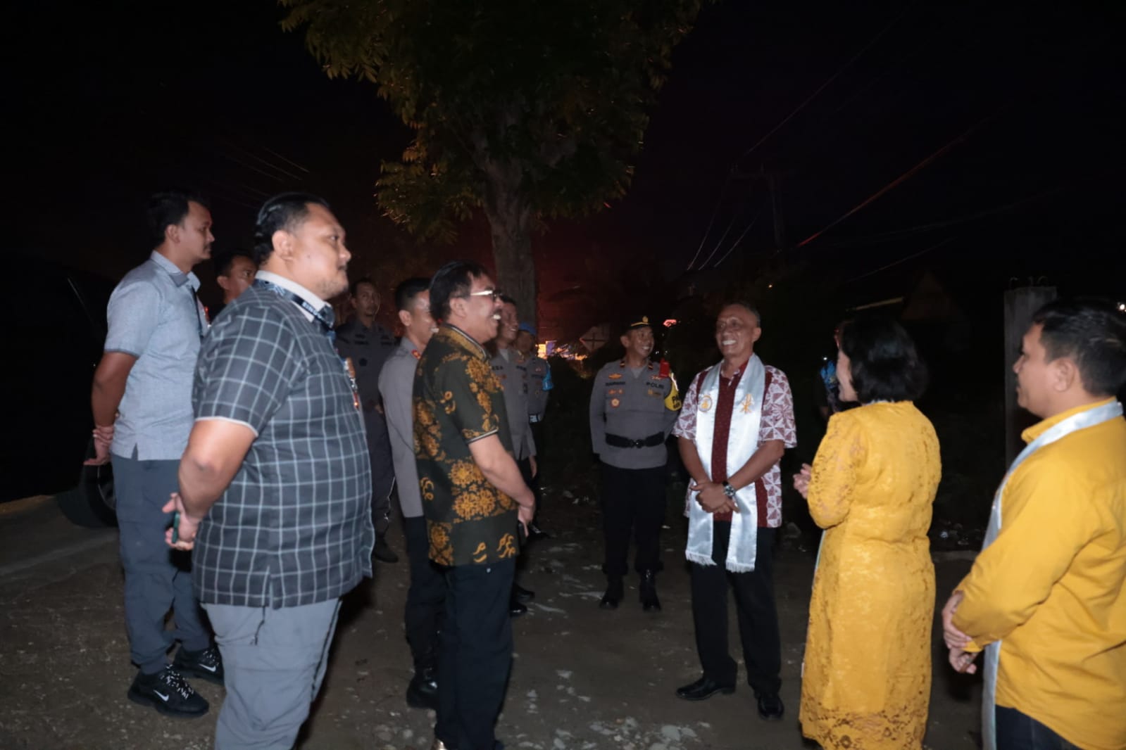 PJ Bupati Bombana Edy Suharmanto bersama Forkopimda berkunjung ke beberapa gereja di wilayah kecamatan, Minggu malam (24/12/23)