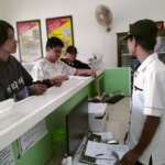 Petugas Capil di UPTD Dinas Pencatatan Sipil, Kecamatan Kabaena, Kabupaten Bombana, Tengah memberikan pelayanan kepada warga, Rabu, 6 November 2023. (Foto: Agus)