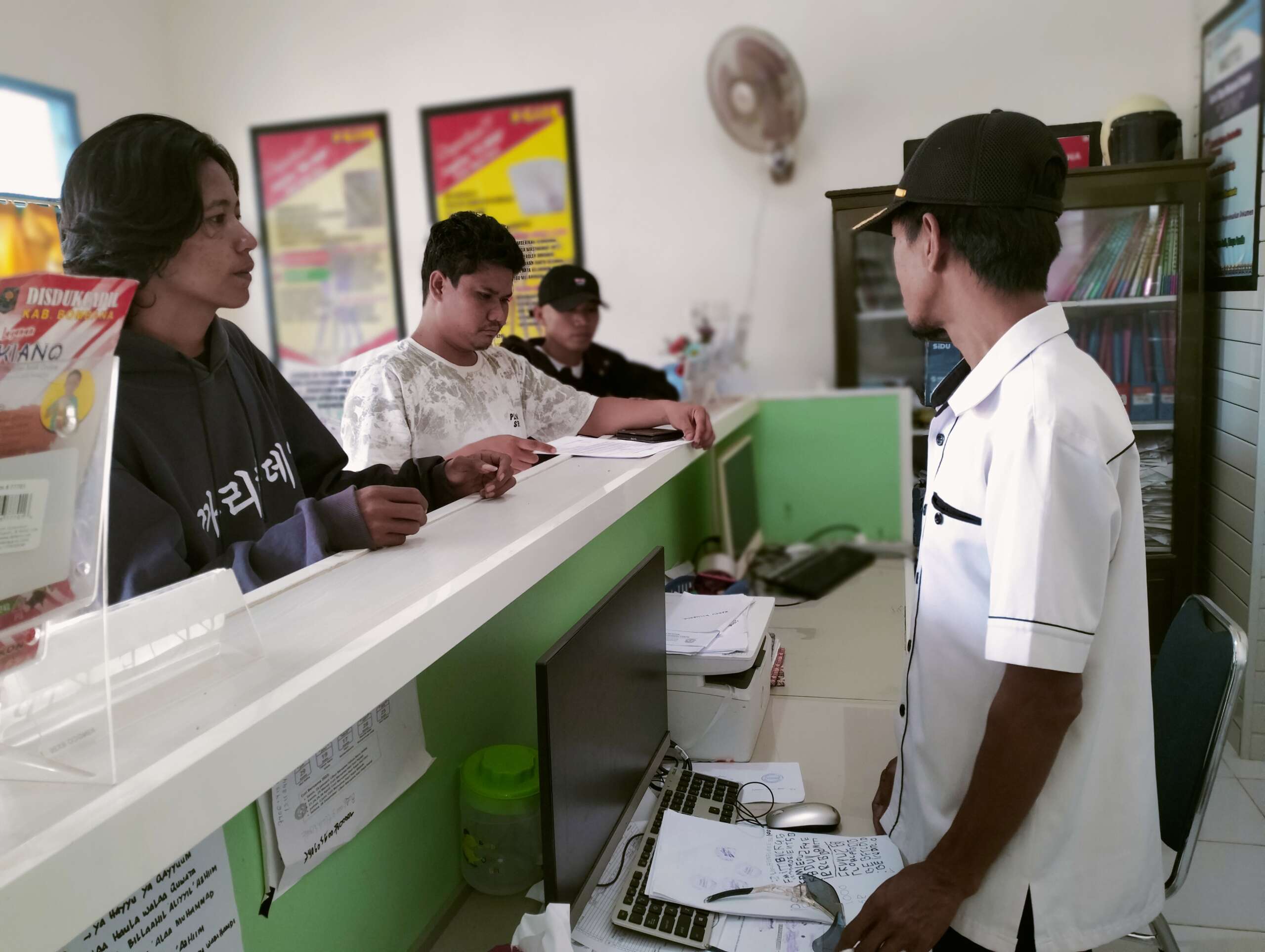 IMG20231206100040 Petugas Capil di UPTD Dinas Pencatatan Sipil, Kecamatan Kabaena, Kabupaten Bombana, Tengah memberikan pelayanan kepada warga, Rabu, 6 November 2023. (Foto: Agus)