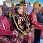 IMG20231218083304 Foto: Tampak H. Burhanuddin dan Hj. Fatmawati Kasim Marewa mengikuti upacara HUT Bombana ke-20, Senin (18/12/23)