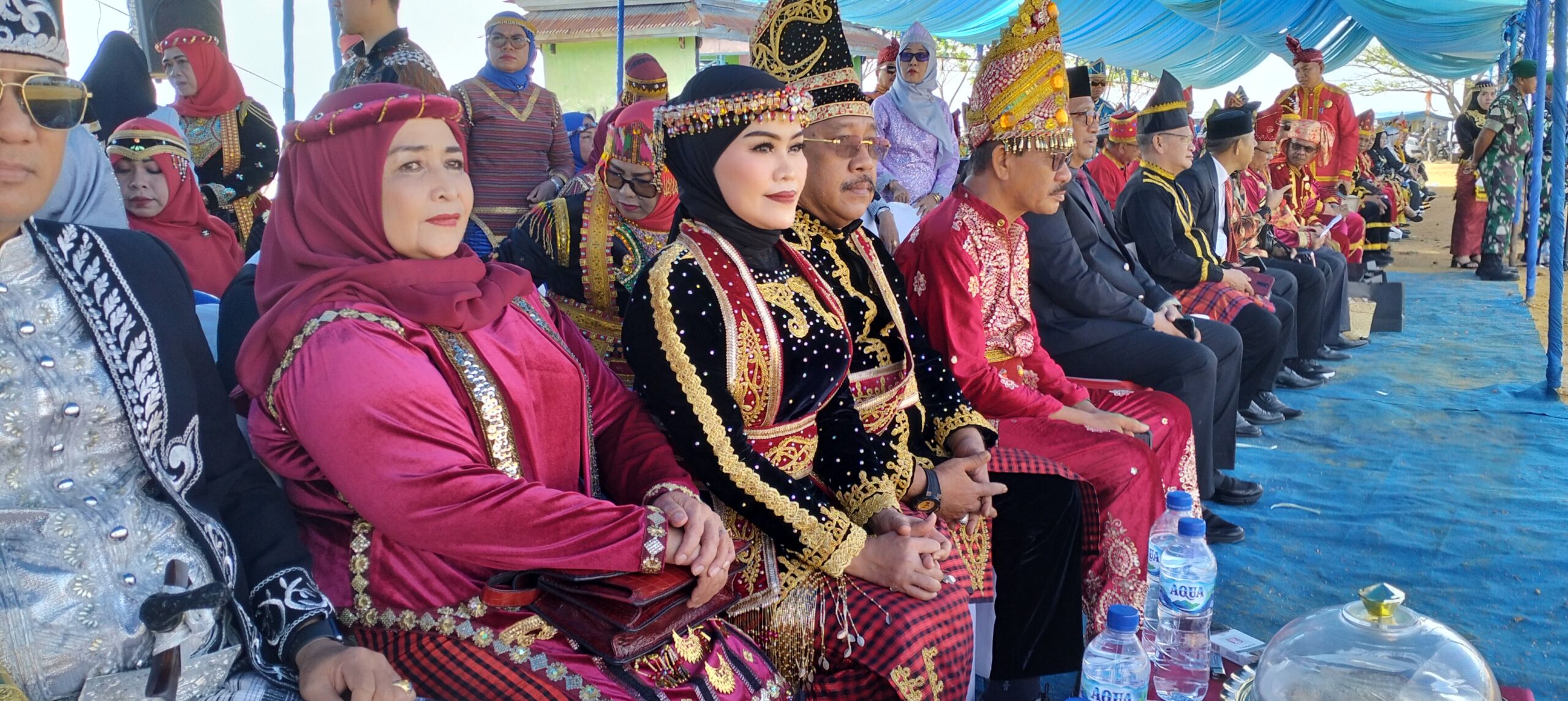 IMG20231218083304 Foto: Tampak H. Burhanuddin dan Hj. Fatmawati Kasim Marewa mengikuti upacara HUT Bombana ke-20, Senin (18/12/23)