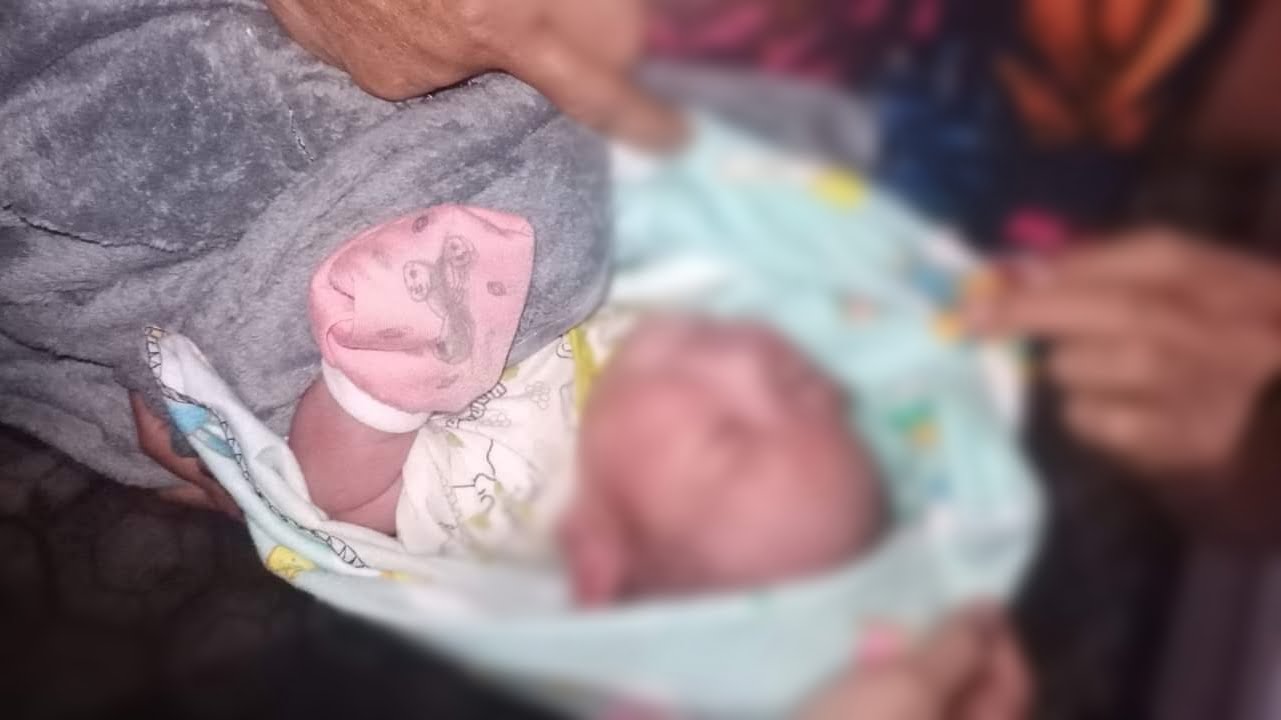 Bayi berjenis kelamin laki-laki ditemukan di depan masjid, Warga Malewang, Kecamatan Polong Bangkeng Utara, Kabupaten Takalar, Sulsel, Kamis (7/12/23)