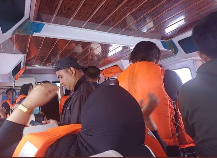 Foto: Penumpang kapal speed Indostar terlihat mengenakan jacket pelampung. Sumber: Istimewa