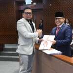 Ketua Komisi II DPR RI Doli Kurnia Tanjung saat menyerahkan laporan kepada Menteri Pendayagunaan Aparatur Negara dan Reformasi Birokrasi (PANRB) Abdullah Azwar Anas di Rapat Paripurna, di Gedung Nusantara II, Senayan, Jakarta, Selasa 3 Oktober lalu. (Sumber: Jaka/nr)