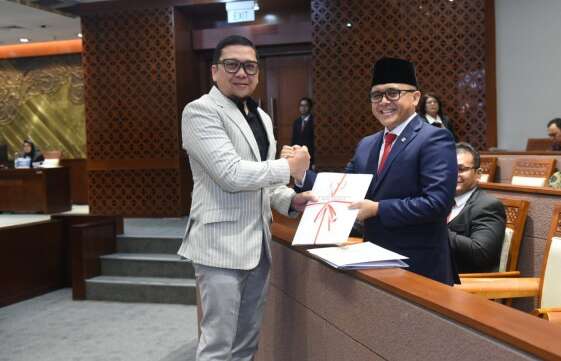 Ketua Komisi II DPR RI Doli Kurnia Tanjung saat menyerahkan laporan kepada Menteri Pendayagunaan Aparatur Negara dan Reformasi Birokrasi (PANRB) Abdullah Azwar Anas di Rapat Paripurna, di Gedung Nusantara II, Senayan, Jakarta, Selasa 3 Oktober lalu. (Sumber: Jaka/nr)