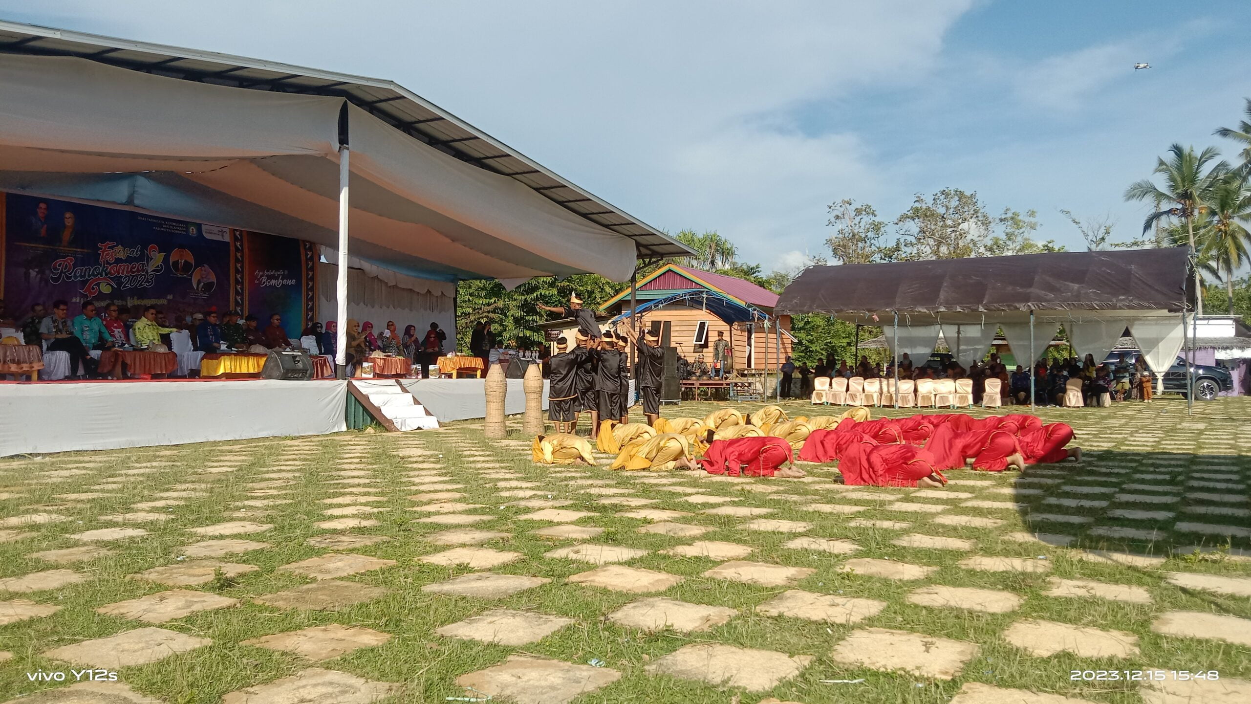 Foto: Tari Kolosal Mebubu dipersembahkan di ajang pembukaan Festival Ranokomea Tahun 2023 di Kecamatan Poleang Barat, Kabupaten Bombana, Foto: Jamil