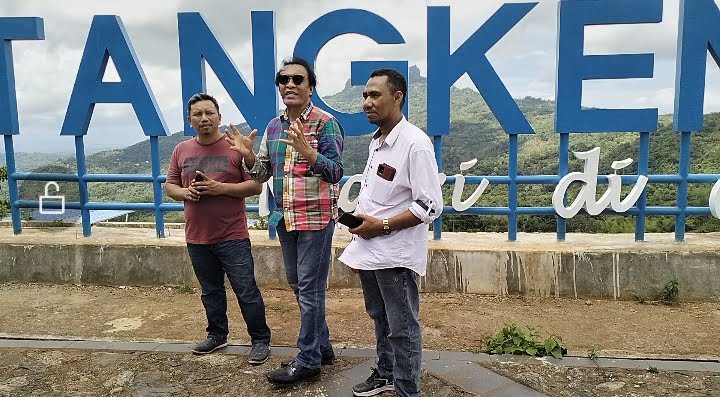 Screenshot_2023-12-19-20-37-40-28_c1ebbaff44ba152fb7f7c2e1f7129fd1 Foto: La Ode Ida dan Asrin Anggota DPRD Provinsi saat berkunjung di desa wisata Tangekon beberapa waktu lalu. sumber; Agus Saputra