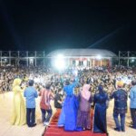 Warga memadati Alun-alun Lasusua menyaksikan Penampilan Artis Ibu Kota Fitri Carolina (Foto: Facebook)