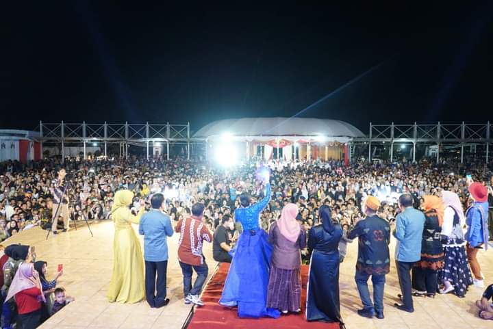 Warga memadati Alun-alun Lasusua menyaksikan Penampilan Artis Ibu Kota Fitri Carolina (Foto: Facebook)