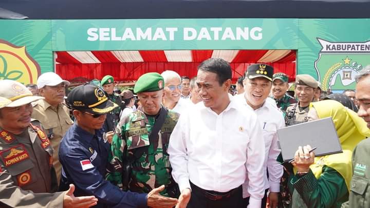 Mentan RI Andi Amran Sulaeman mengenakan baju kemeja putih (Foto: Facebook)