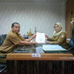 FB_IMG_1705095455180 Sekretaris Daerah Kabupaten Konawe Selatan serahkan SK Pelaksana Tugas Sementara kepada Kadis kepada Salahsatu Sekretaris Dinas untuk mengisi kekosongan Jabatan tinggi Pratama. (Foto: Istimewa)