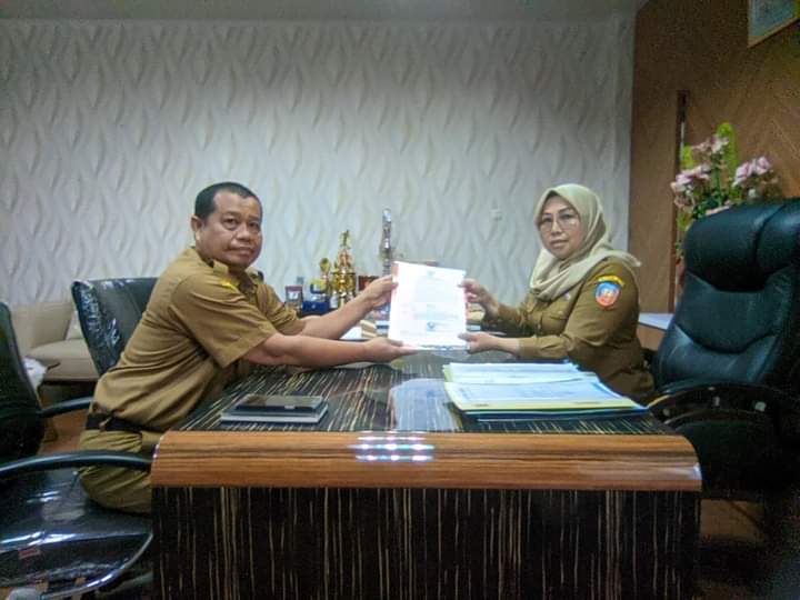 FB_IMG_1705095455180 Sekretaris Daerah Kabupaten Konawe Selatan serahkan SK Pelaksana Tugas Sementara kepada Kadis kepada Salahsatu Sekretaris Dinas untuk mengisi kekosongan Jabatan tinggi Pratama. (Foto: Istimewa)