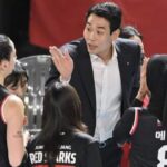 FB_IMG_1705346483090 Pelatih Red Spark Ko Hee Jin tengah memberikan arahan kepada tim asuhannya (foto: Facebook)