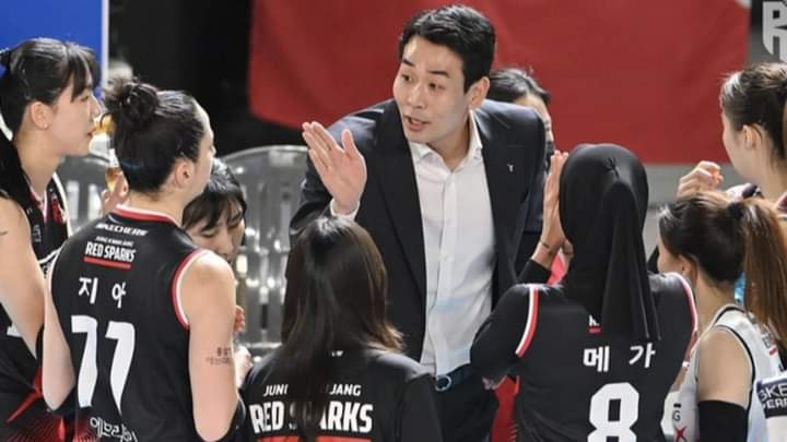 Pelatih Red Spark Ko Hee Jin tengah memberikan arahan kepada tim asuhannya (foto: Facebook)