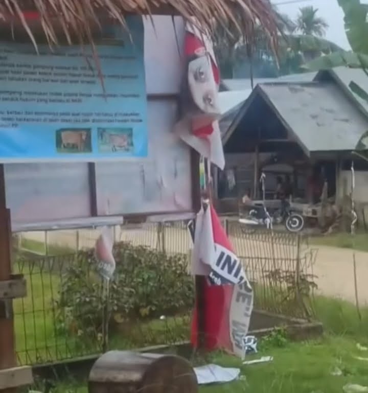 Viral Seorang Pria Rusak Baliho Caleg Gunakan Golok Kibar News