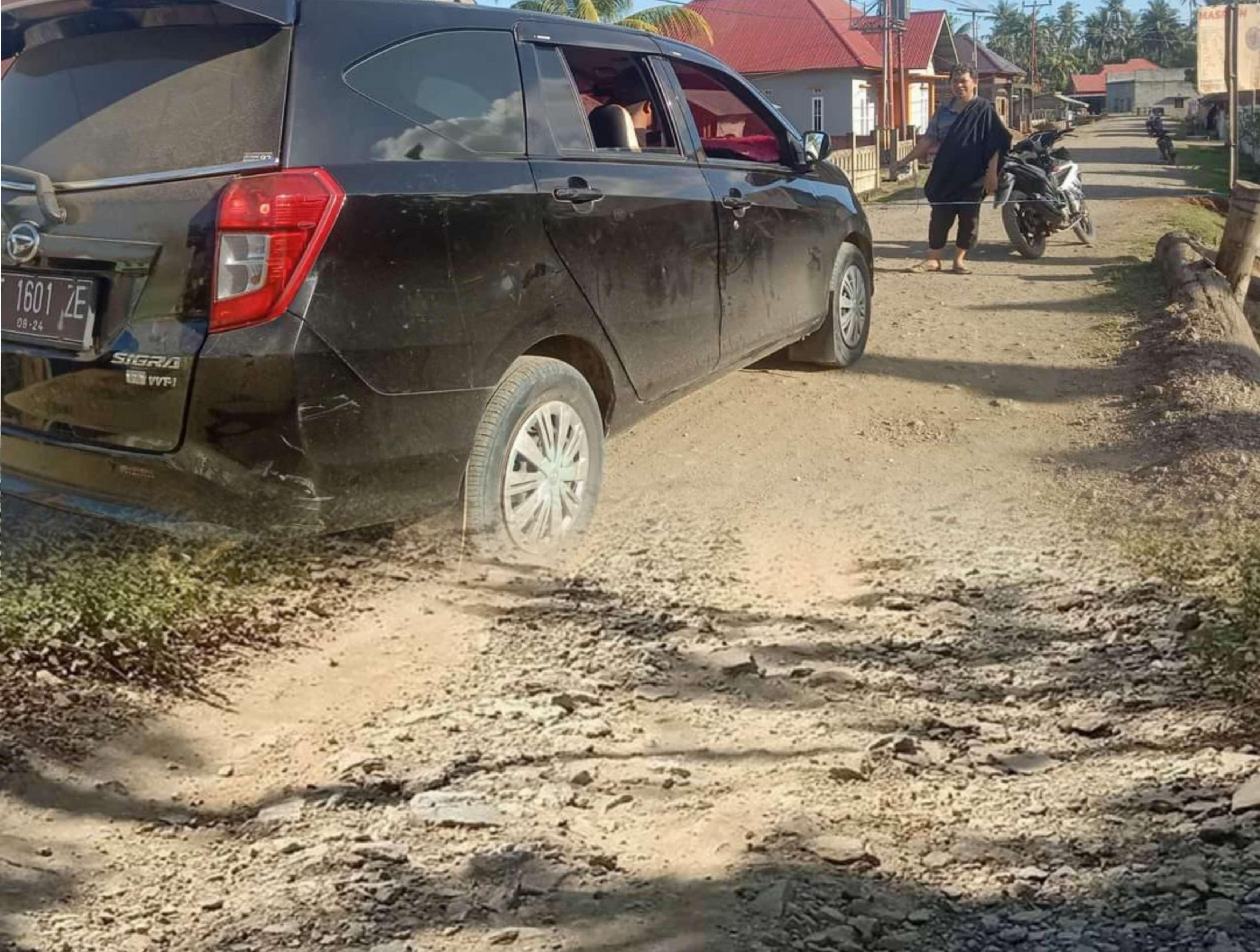 Picsart_24-05-13_01-55-44-034 Rombongan Pj Bupati Terhalang saat Kunjungan ke Desa Pongkalaero