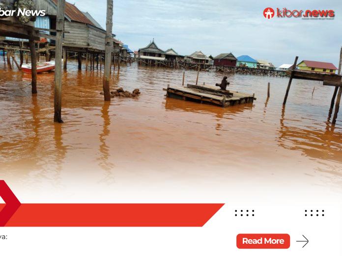 Limbah tambang yang mengubah warna air laut, lumpur mengendap hingga puluhan centimeter. Foto: Agus/rubriksultra