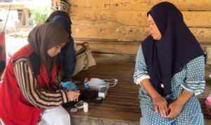 Mahasiswa Tengah melakukan Pemeriksaan Kesehatan Salahsatu Warga/foto: Istimewa